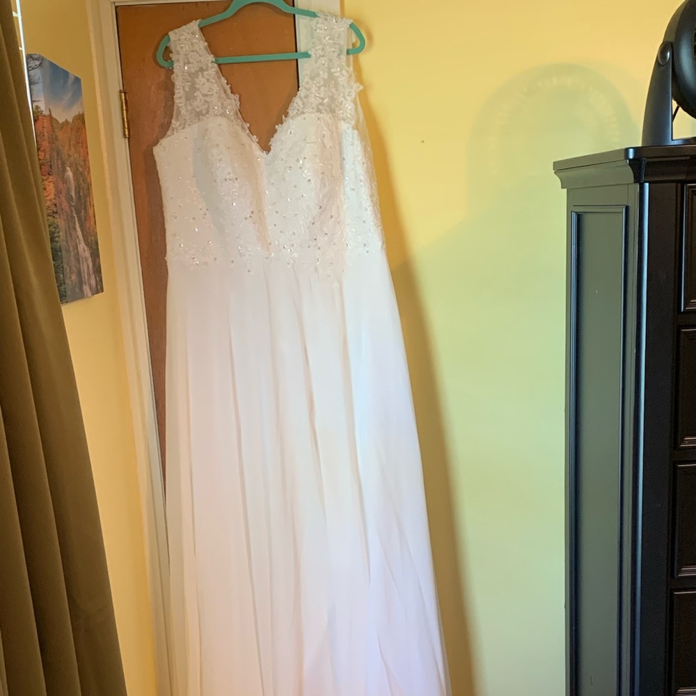 Long wedding dress, with train. - Picture 2 of 11